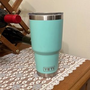 Yeti with two types of lids